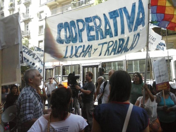 El nuevo capitalismo ya está en nuestras vidas y exhibe sus uñas rapaces.