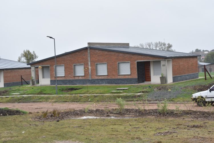 Familias cooperativistas de Fray Bentos inauguran su vivienda