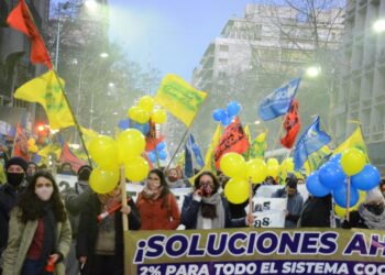 Una multitud acompañó el reclamo de «No a los Recortes en Vivienda»