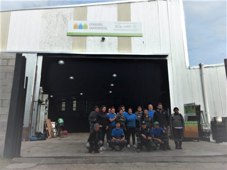 Reciclaje: Cooperativa de Tigre produce cientos de broches y perchas por hora y vende a supermercados