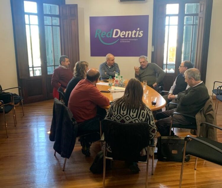 Encuentro entre el SICOOP y cooperativas odontológicas