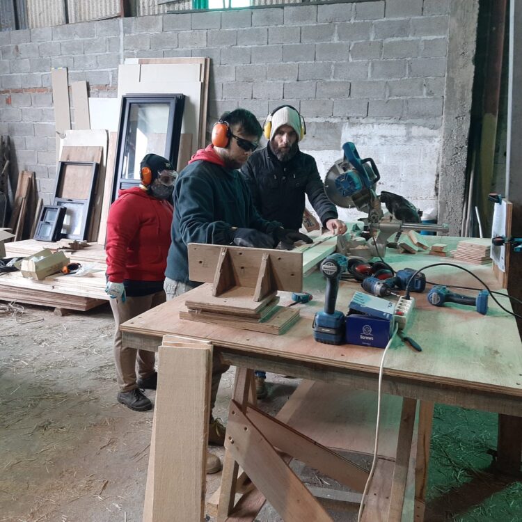 Capacitación en fabricación de unidades de compostaje entre cooperativas Pyporé y EcoSinergia