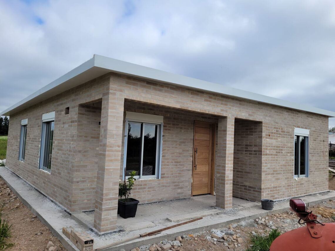 Cooperativa comenzó a construir viviendas con ladrillos ecológicos que reducen en un 40% la edificación final