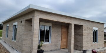 Cooperativa comenzó a construir viviendas con ladrillos ecológicos que reducen en un 40% la edificación final