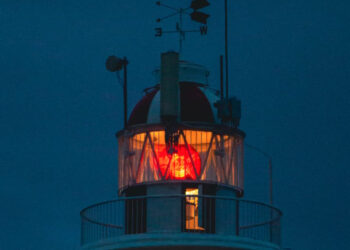 «Luces en las tinieblas: las cooperativas de ahorro y crédito» 1980 por Christian Mirza