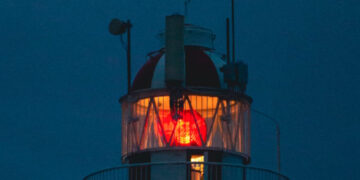 «Luces en las tinieblas: las cooperativas de ahorro y crédito» 1980 por Christian Mirza